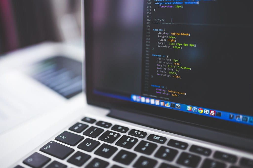 Programador trabajando en diseño web y SEO