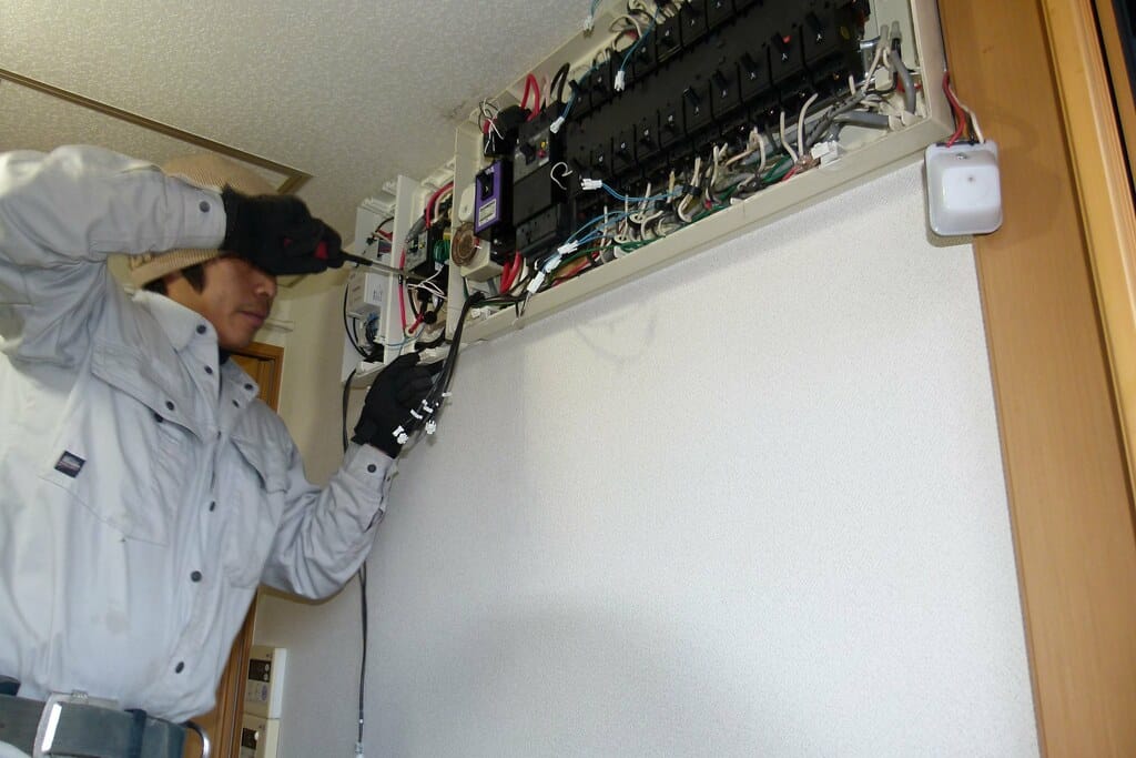 Electricista realizando instalación y mantenimiento eléctrico