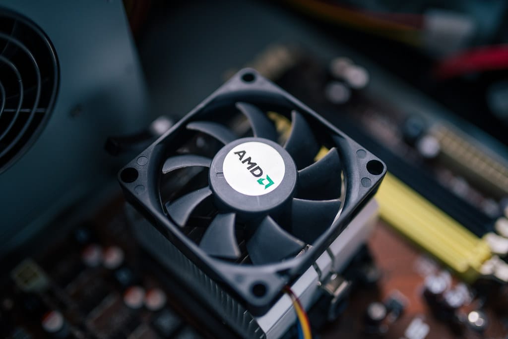 Componentes de PC como procesador y placa base