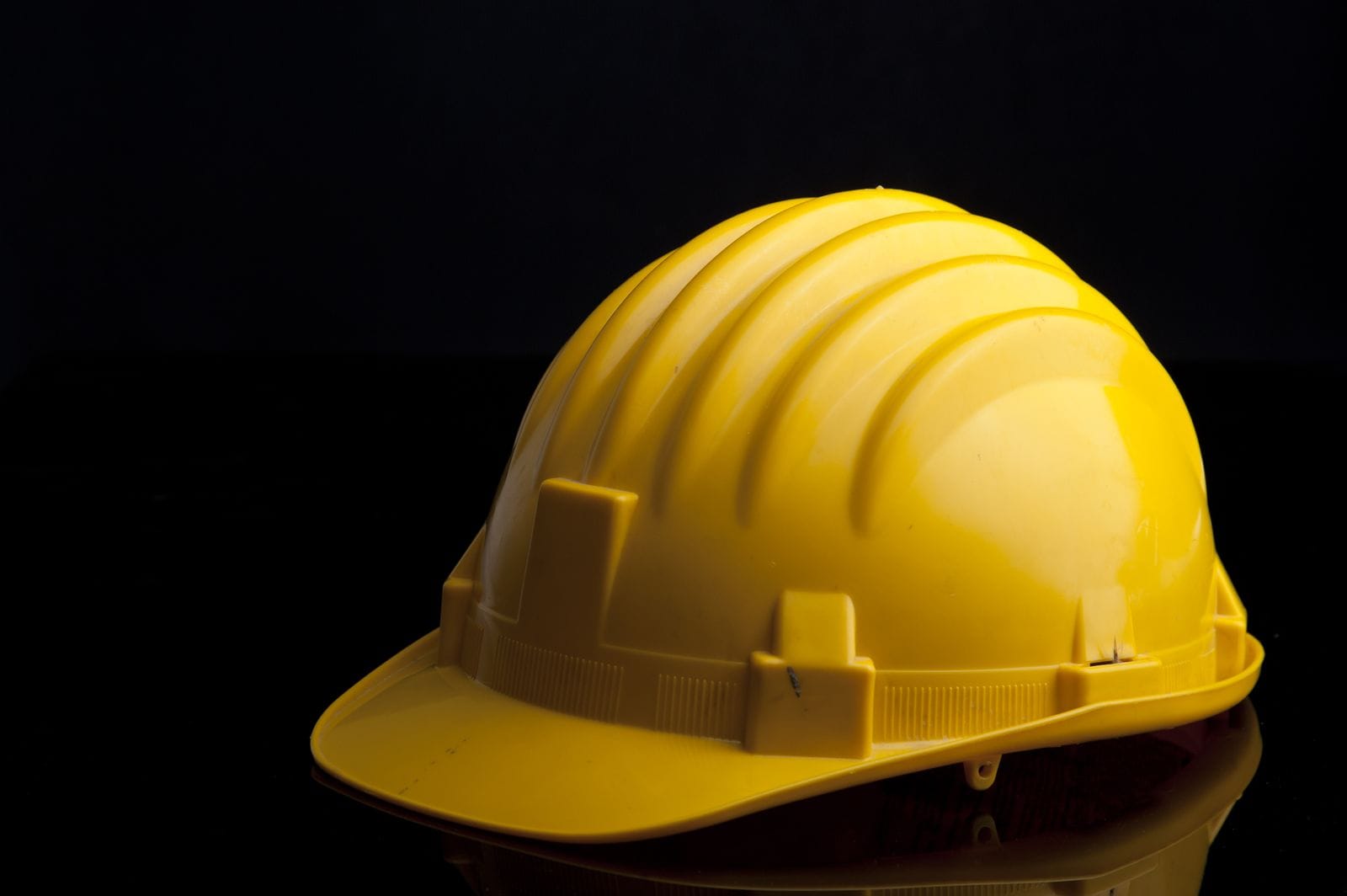Casco de seguridad, uno de los accesorios de protección laboral que ofrece Tela Bruta Work en Tigre
