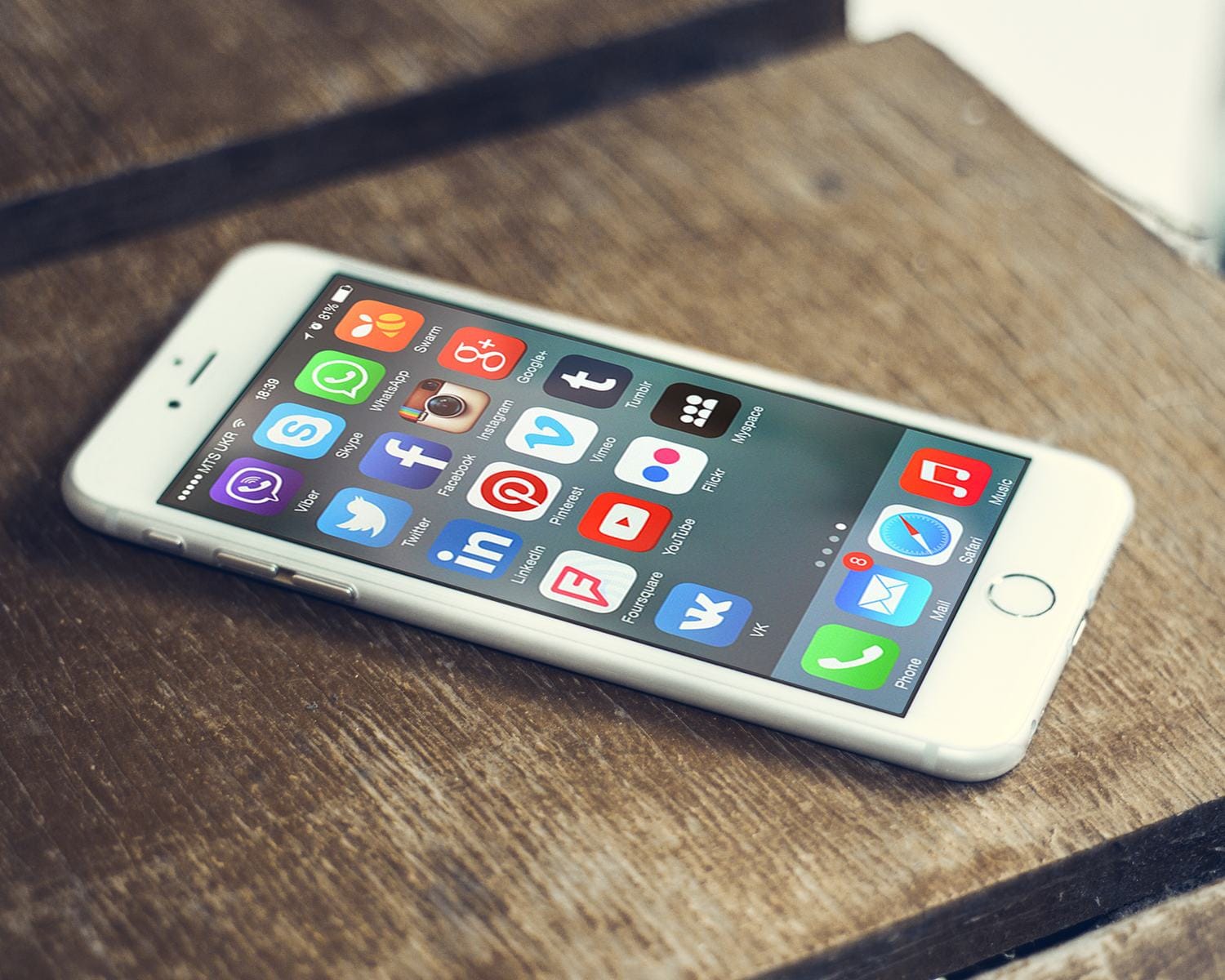 Teléfono con aplicaciones de redes sociales, canales de trabajo de una agencia de marketing digital