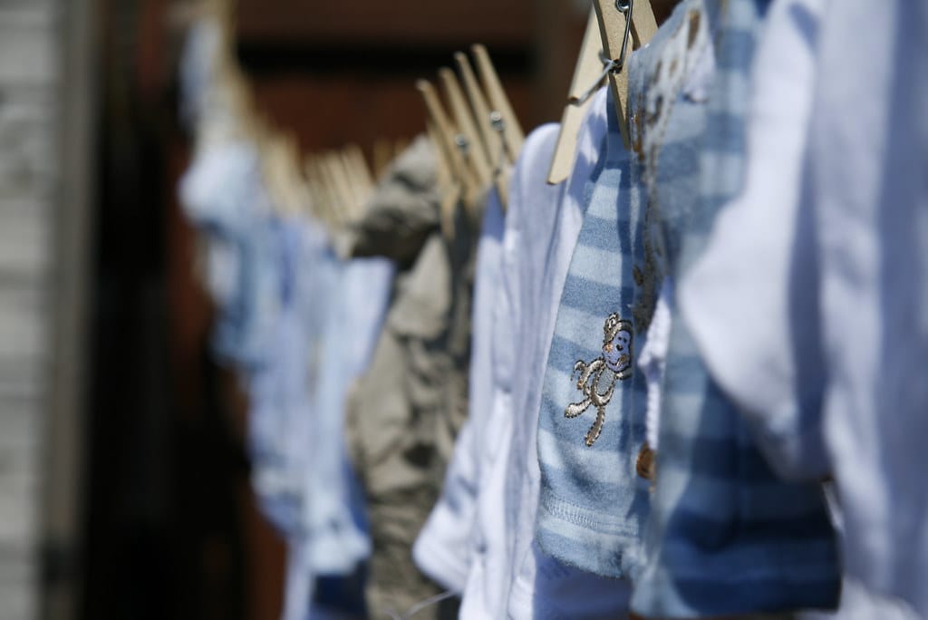 Prendas de indumentaria en talles reales exhibidas en tienda
