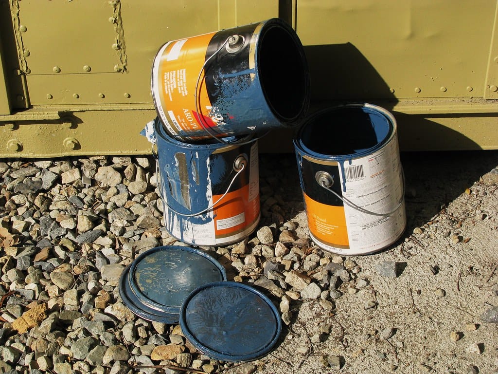Latas de pintura apiladas en depósito de insumos mayoristas