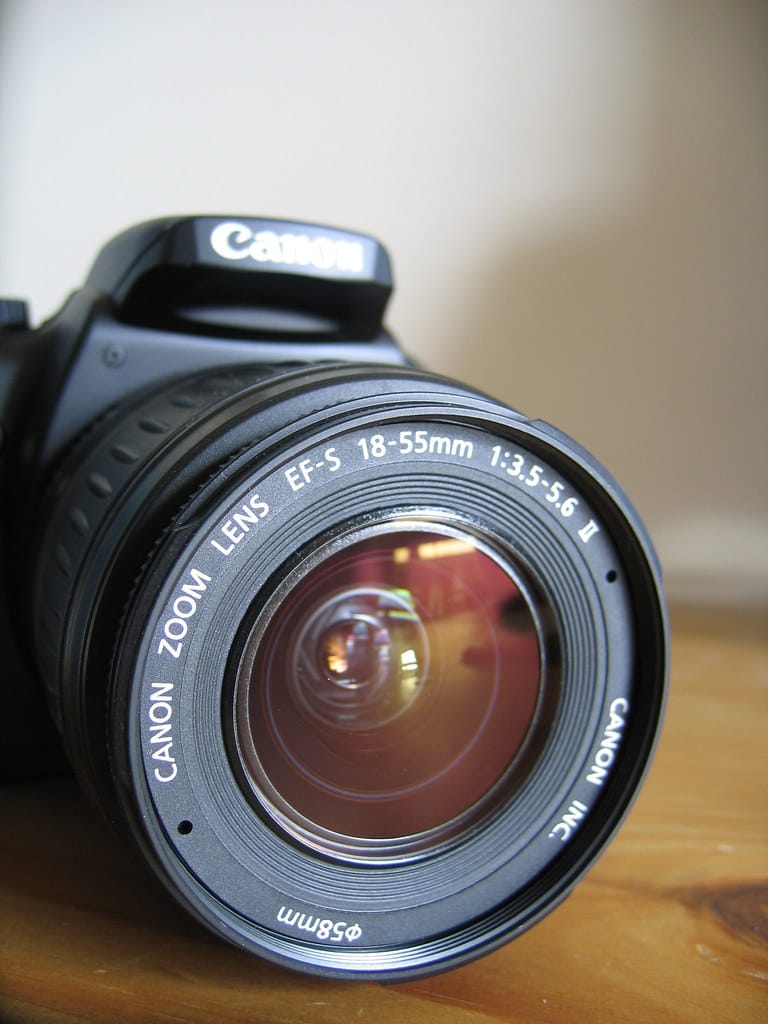 Cámara réflex profesional para fotografía de eventos