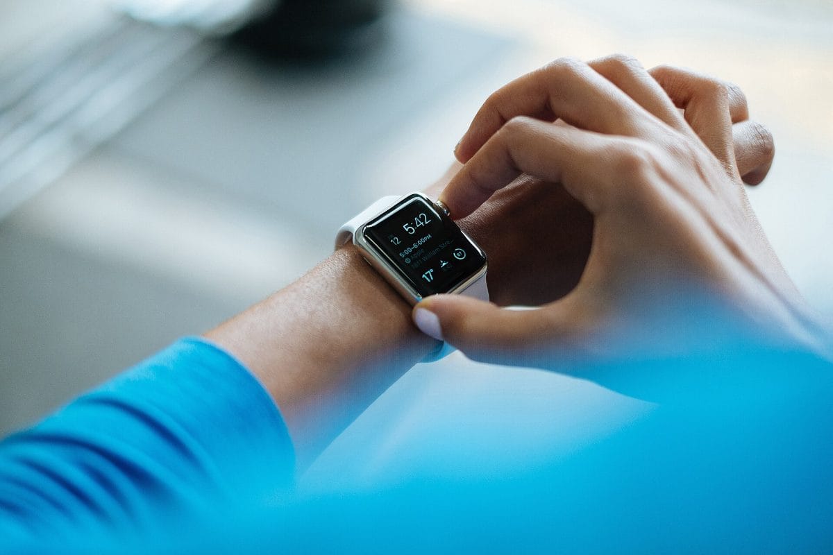 Smartwatch importado en la muneca de una persona