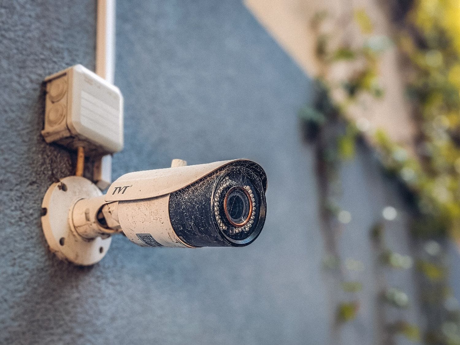 Camara de seguridad instalada en la pared de un edificio, monitoreando la via publica