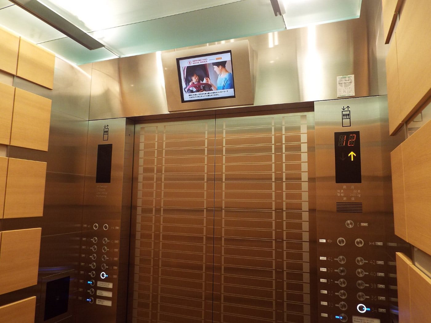 Hall de ascensores en un edificio moderno