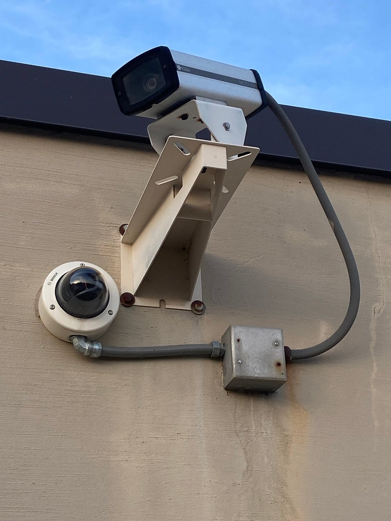 Cámaras de seguridad instaladas en la pared exterior de un edificio