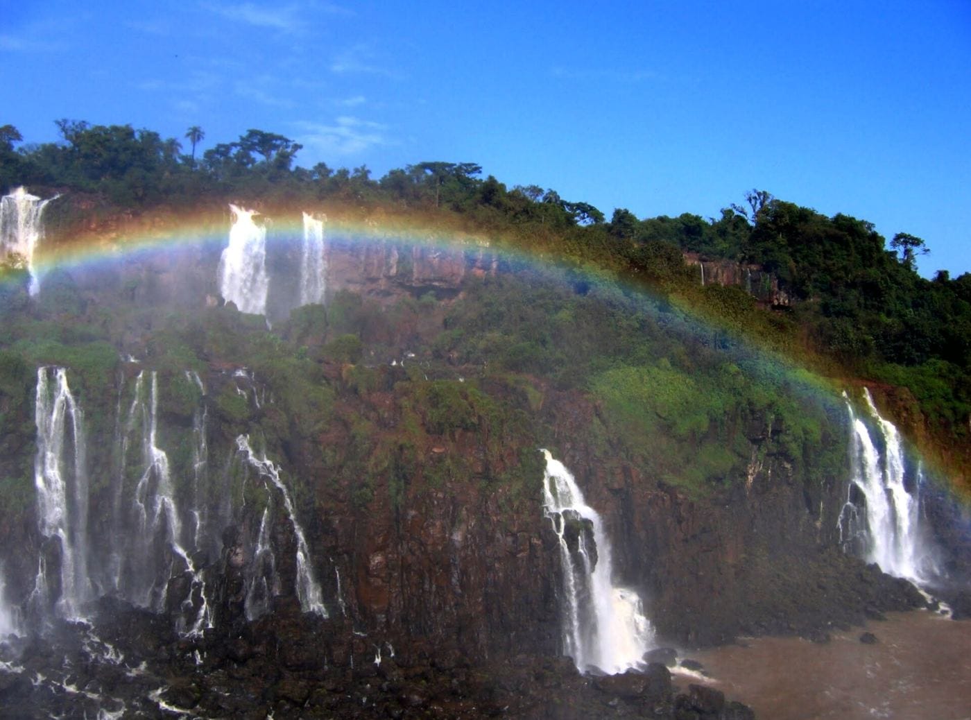 Arcoíris sobre las Cataratas del Iguazú desde el lado argentino