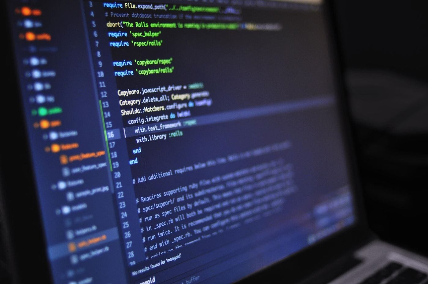 Pantalla con código de desarrollo de software
