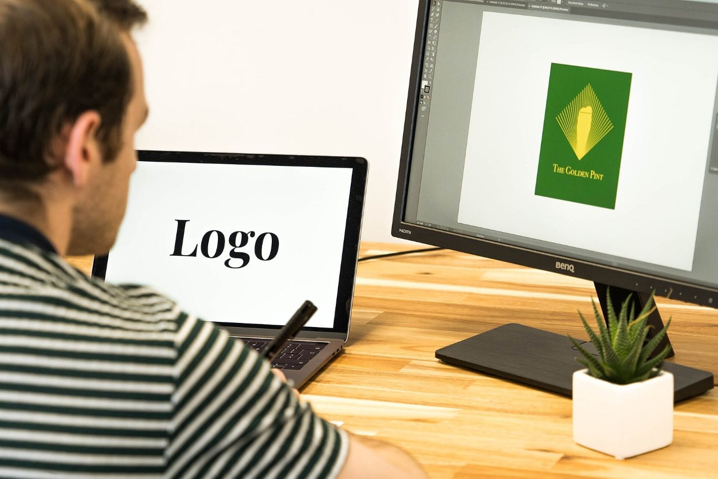 Diseñador trabajando en el logotipo de una marca