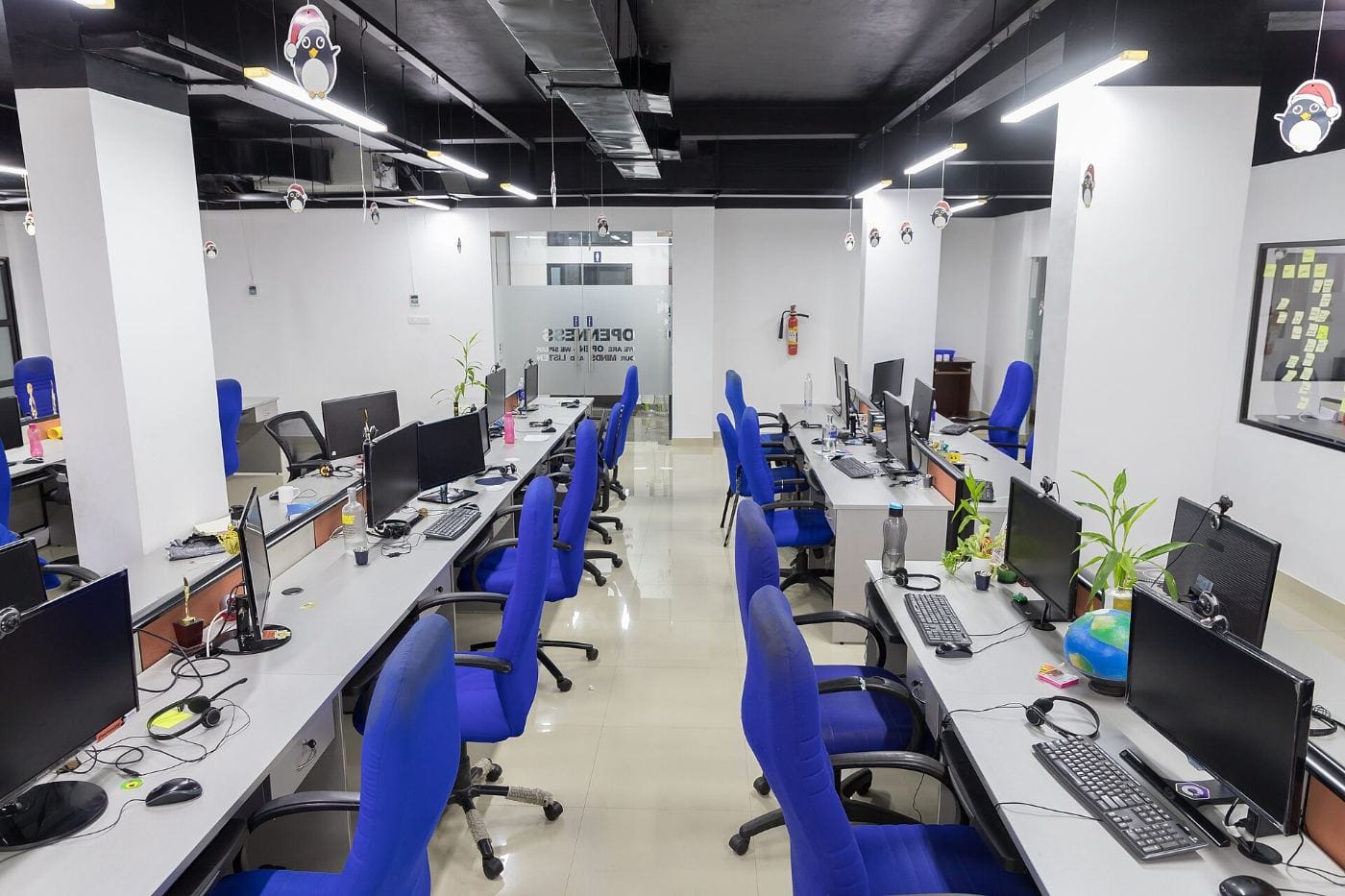 Oficina de desarrollo de software con puestos de trabajo