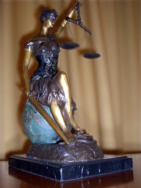 Estatua de la balanza de la justicia