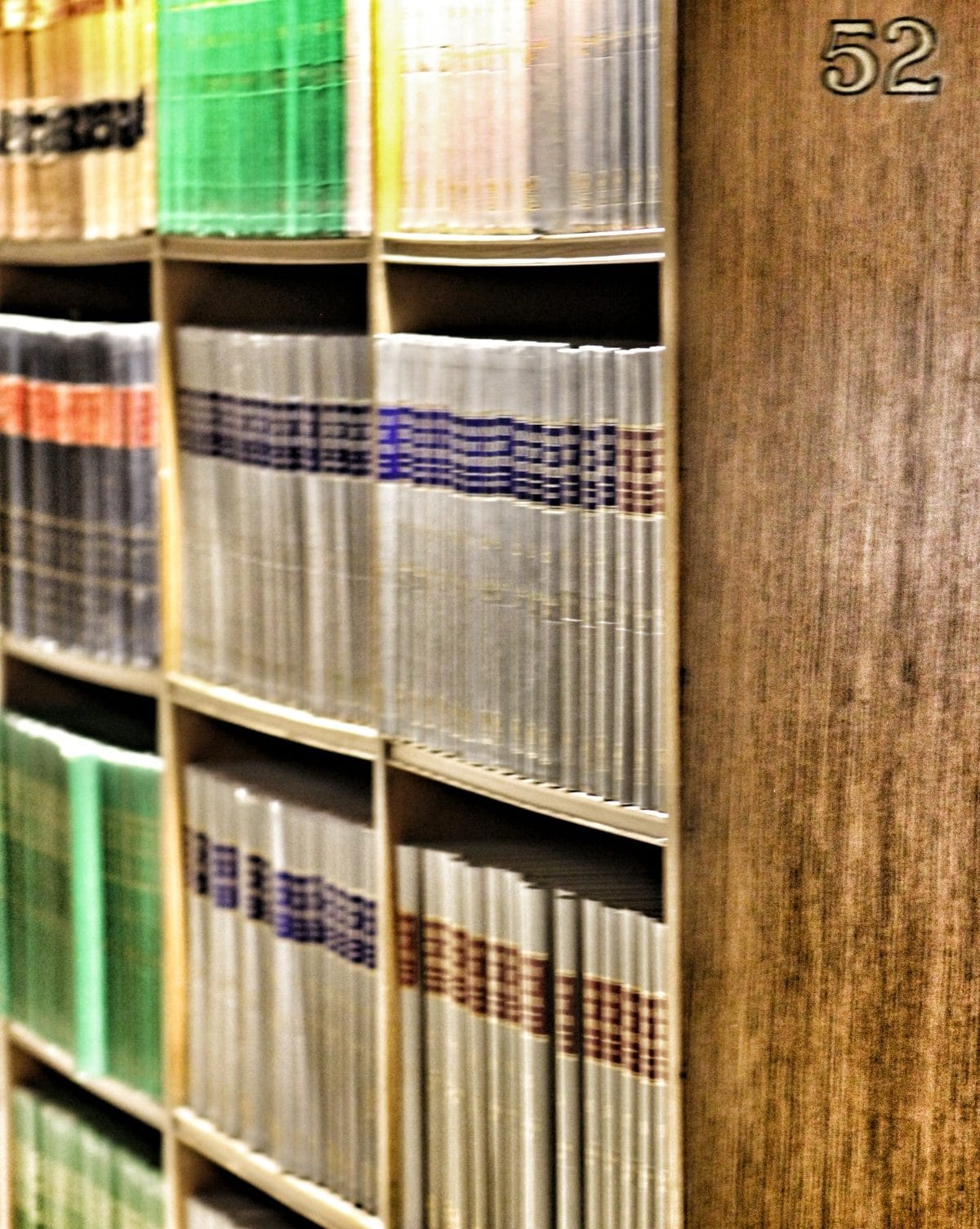 Estantería con tomos de jurisprudencia en la biblioteca de un estudio jurídico