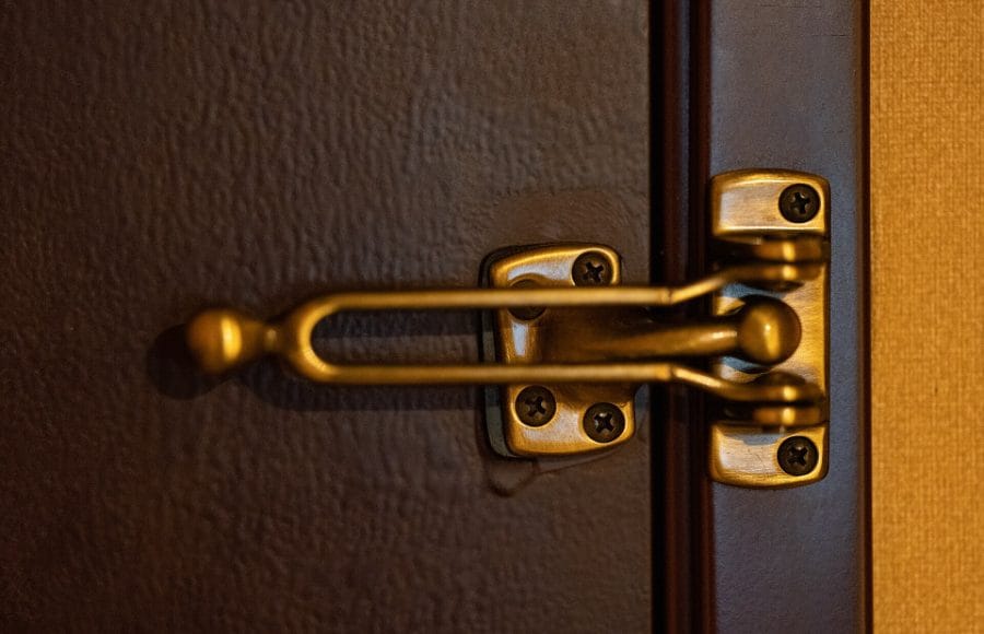 Cerradura de alta seguridad en una puerta blindada