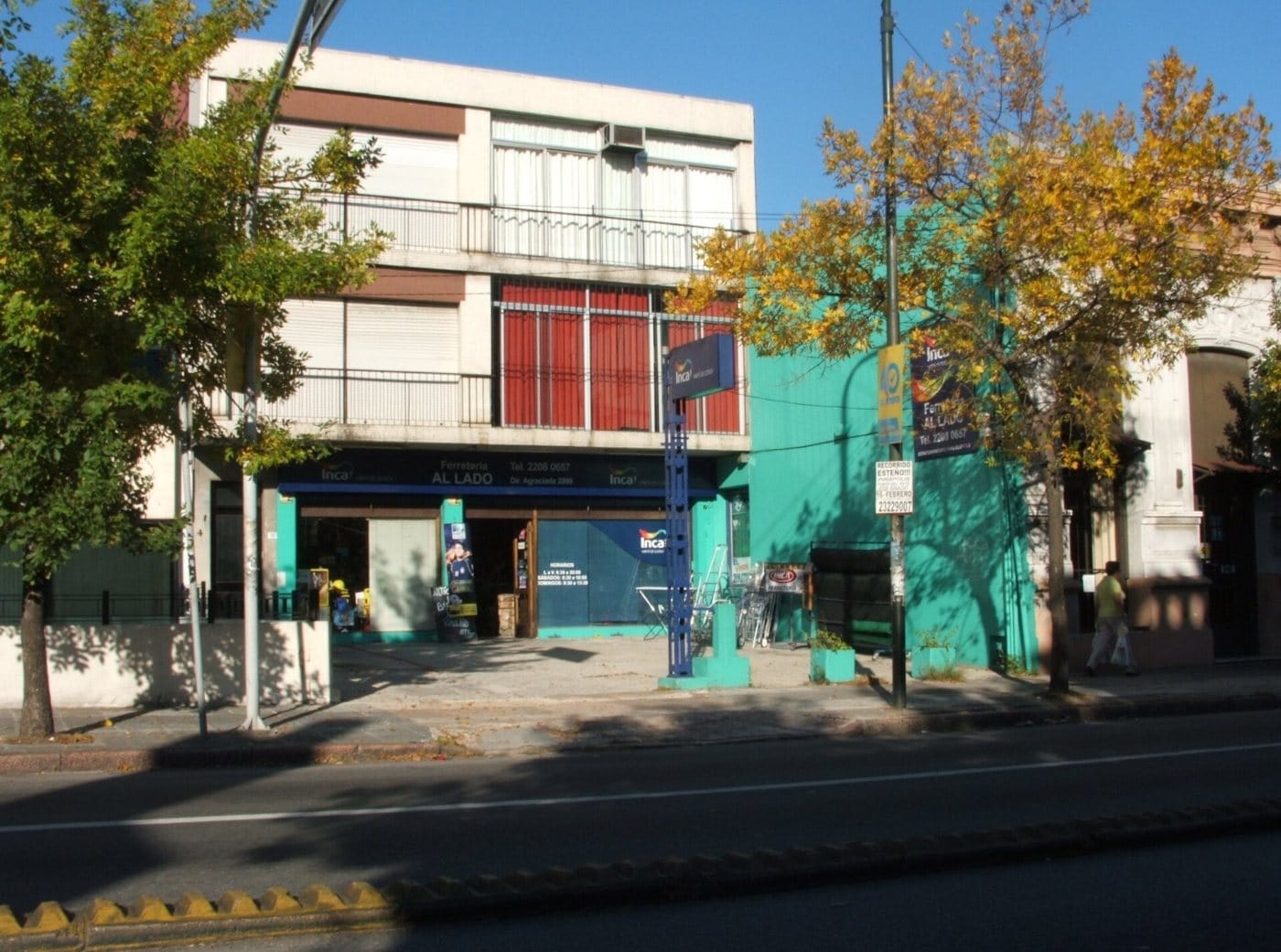 Ferretería minorista abastecida por un distribuidor mayorista