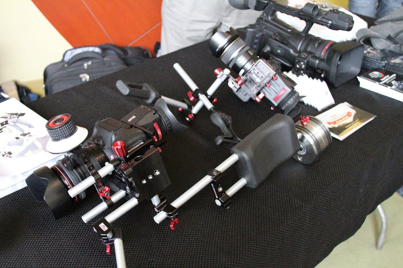 Equipos de fotografía profesional preparados para una producción