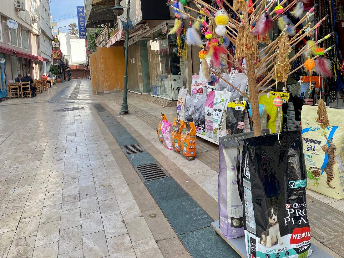 Estanteria con juguetes, correas y alimento para mascotas