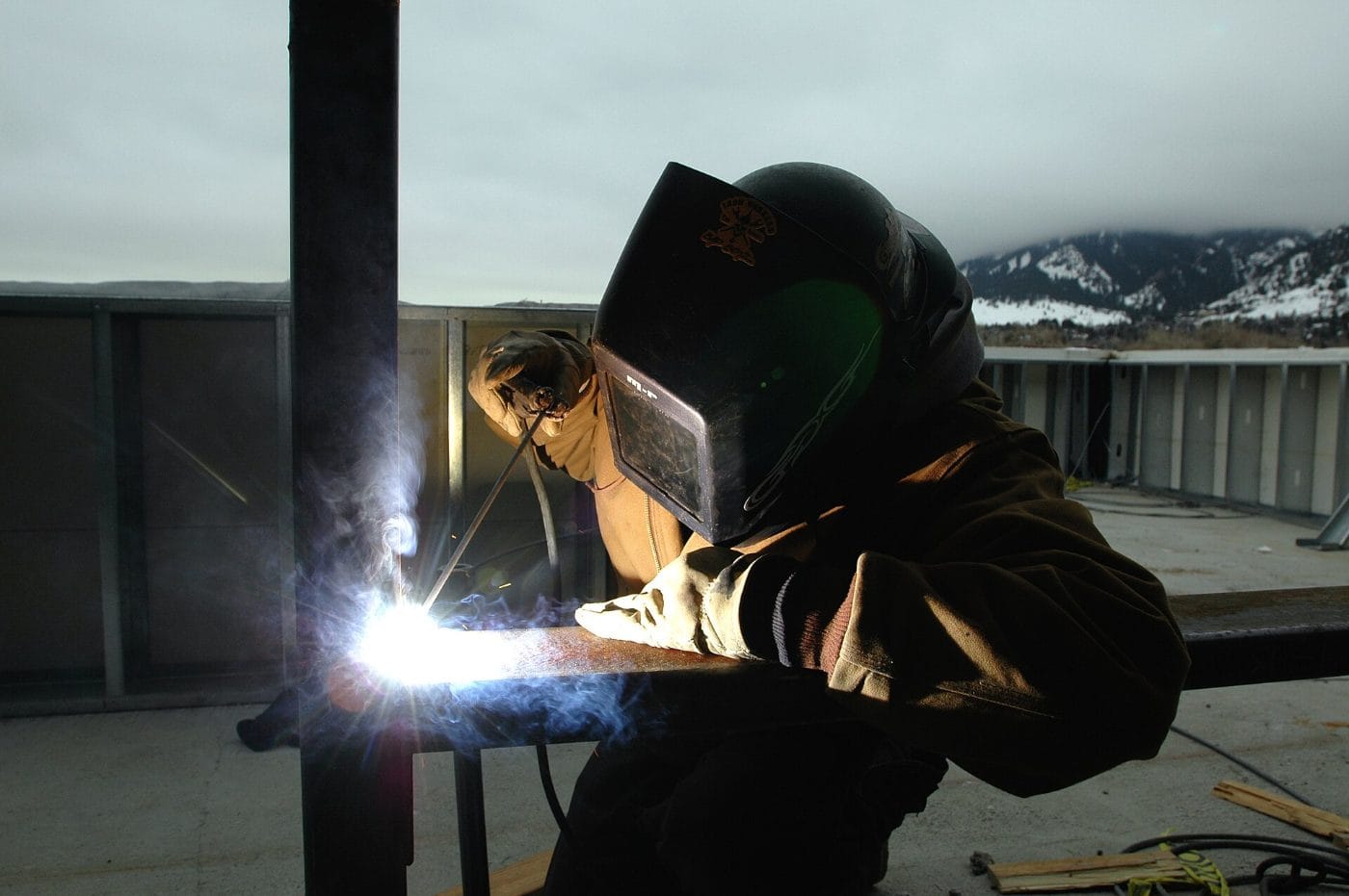 Soldadura de estructuras metálicas en un taller de herrería