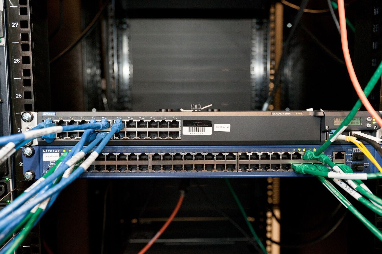 Switches y cableado de red en un rack de servidores