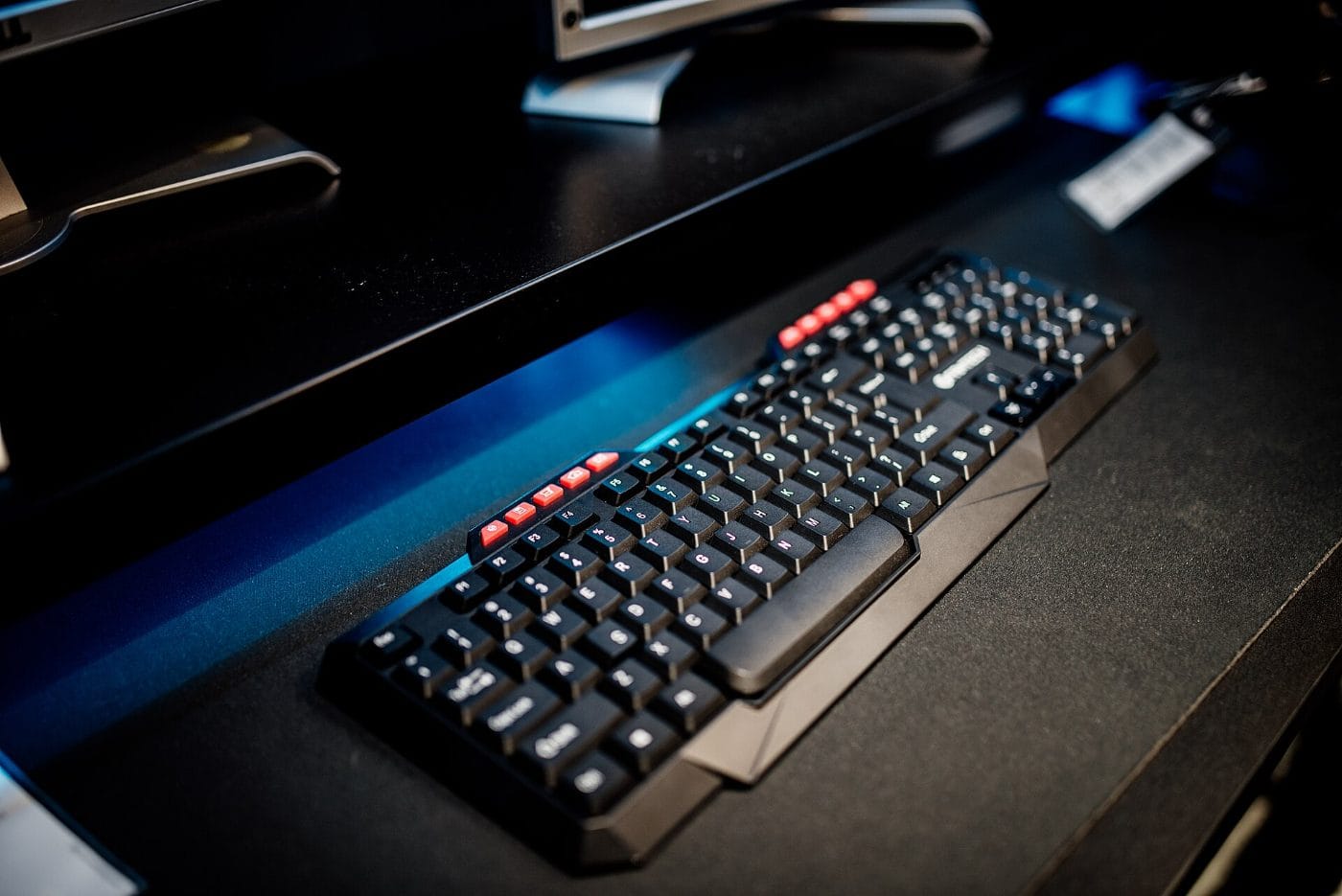 Escritorio de trabajo con teclado y monitores para desarrollo web