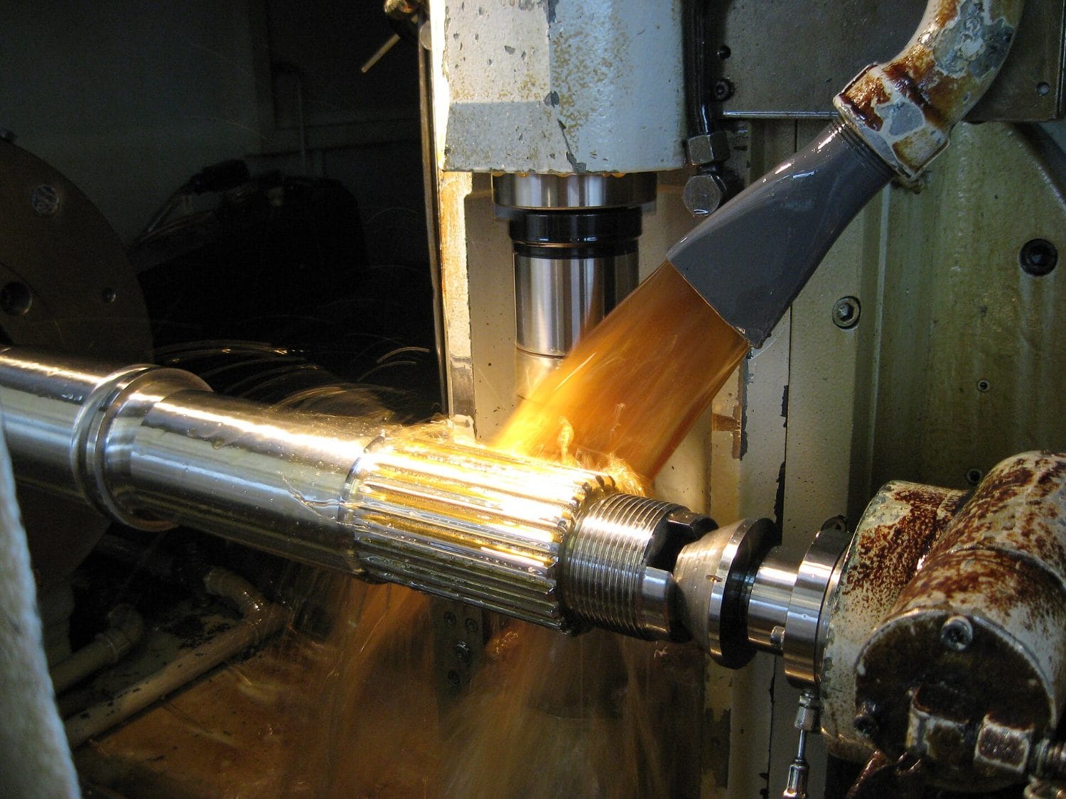 Mecanizado CNC de una pieza de acero sobre máquina herramienta