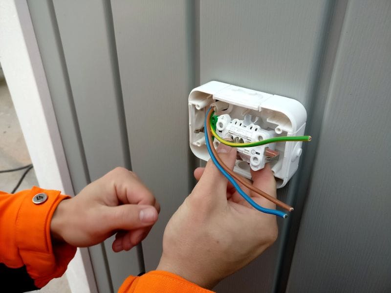 Electricista conectando un tomacorriente en Hurlingham