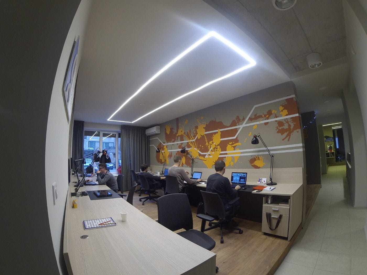 Equipo trabajando en una oficina de marketing