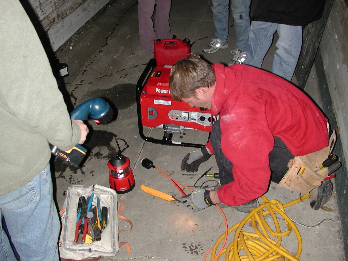 Profesional trabajando en una instalacion electrica del hogar