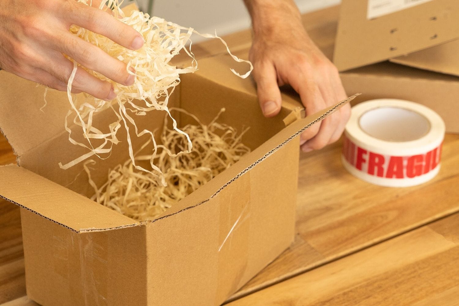 Caja de carton preparandose para el envio, sin ninguna referencia al contenido