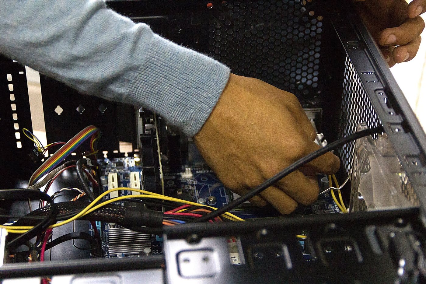 Técnico informático reparando el interior de una computadora