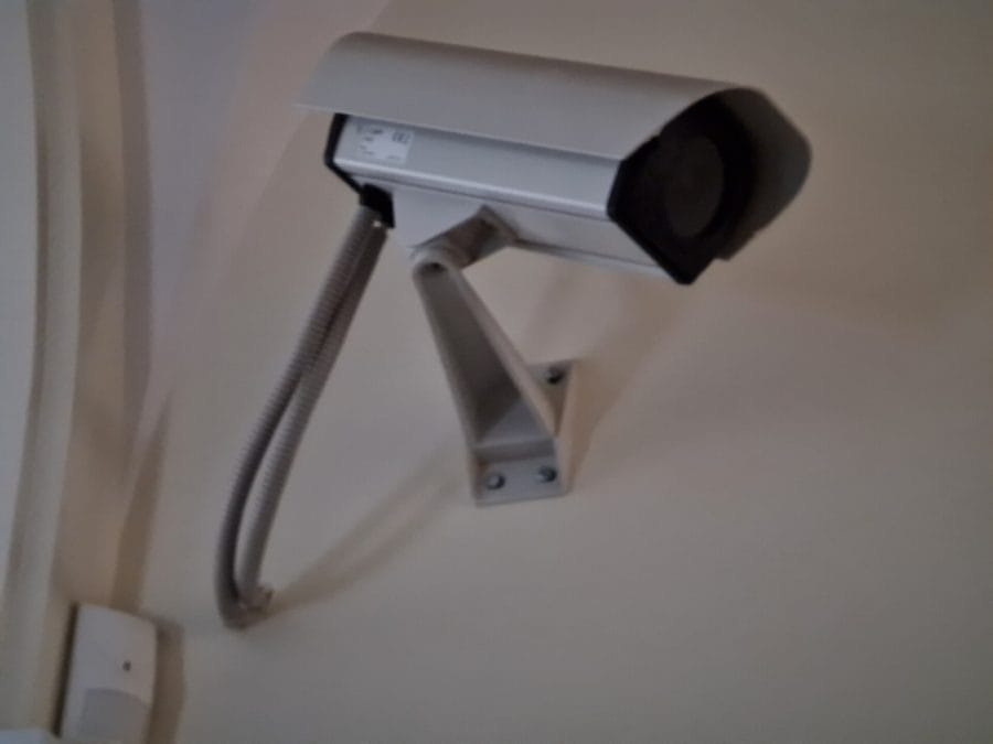 C&aacute;mara de seguridad CCTV instalada en pared