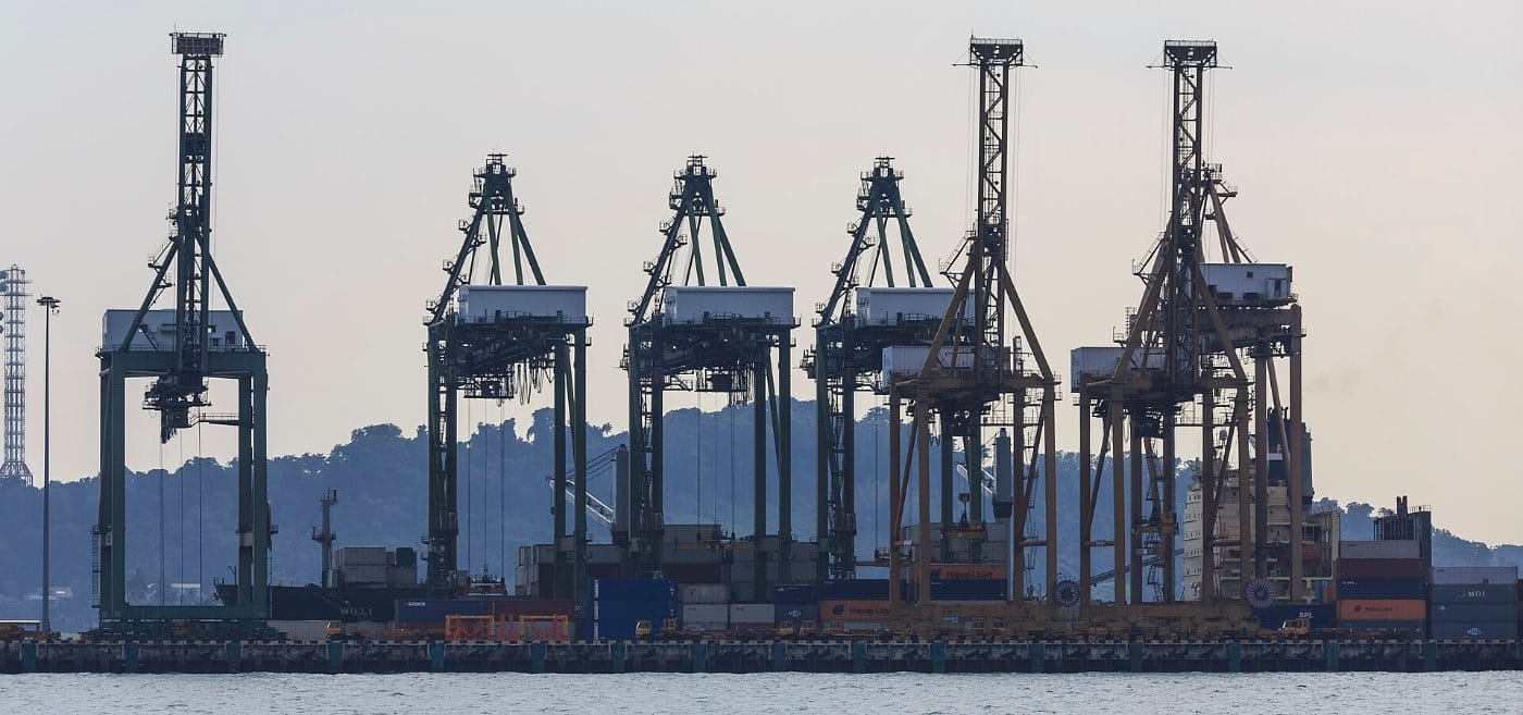 Gruas portuarias en una terminal de contenedores