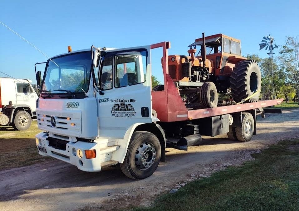 Camion de auxilio de Tortul Carlos e Hijo trasladando maquinaria pesada en Parana, Entre Rios