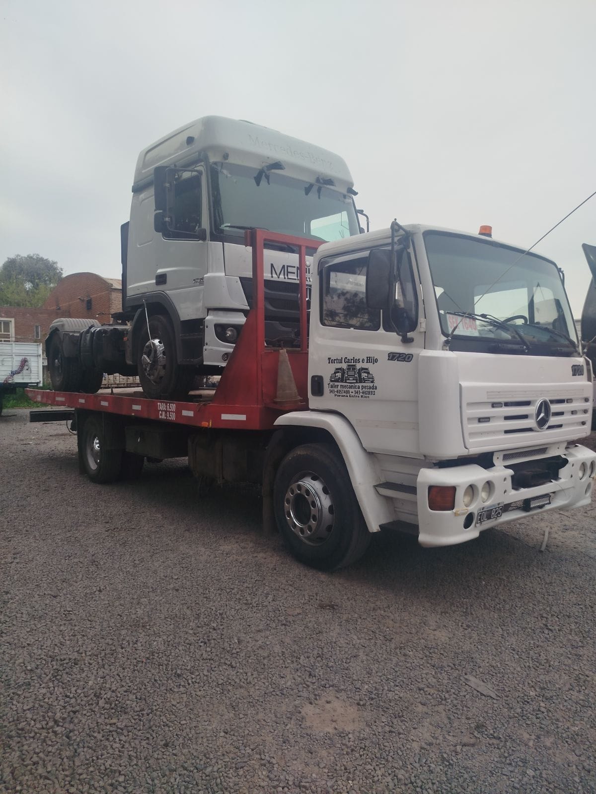 Traslado de camion sobre plancha del servicio de auxilio de Tortul Carlos e Hijo en Entre Rios