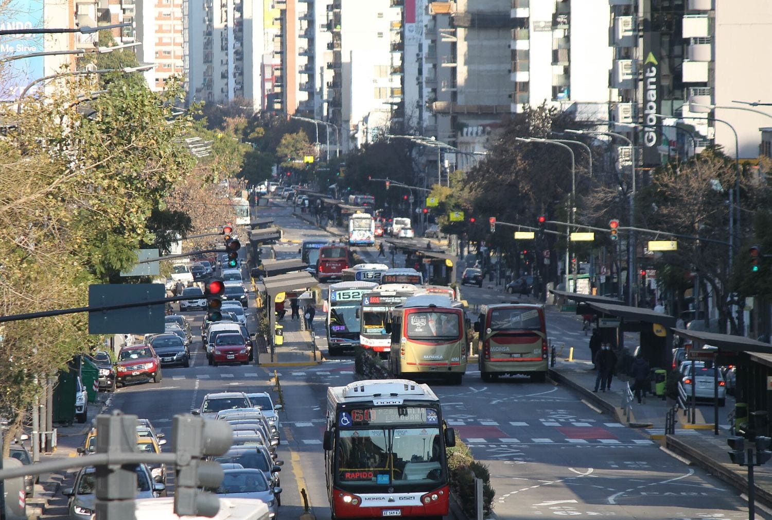 Tránsito de autos y colectivos en la avenida Cabildo, Buenos Aires