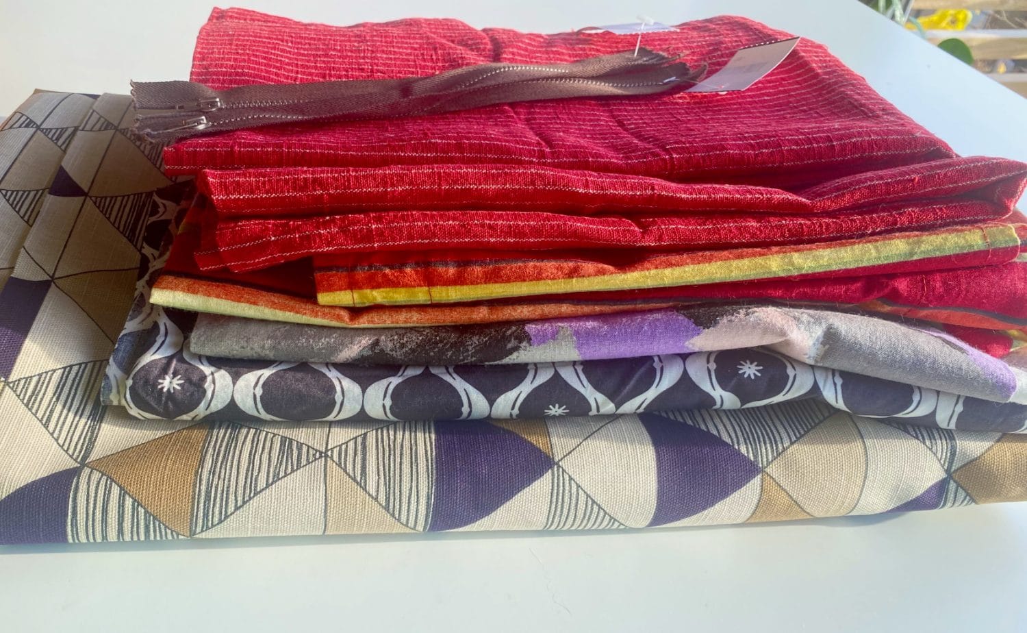 Pila de trapos y retazos de tela de distintos colores y materiales