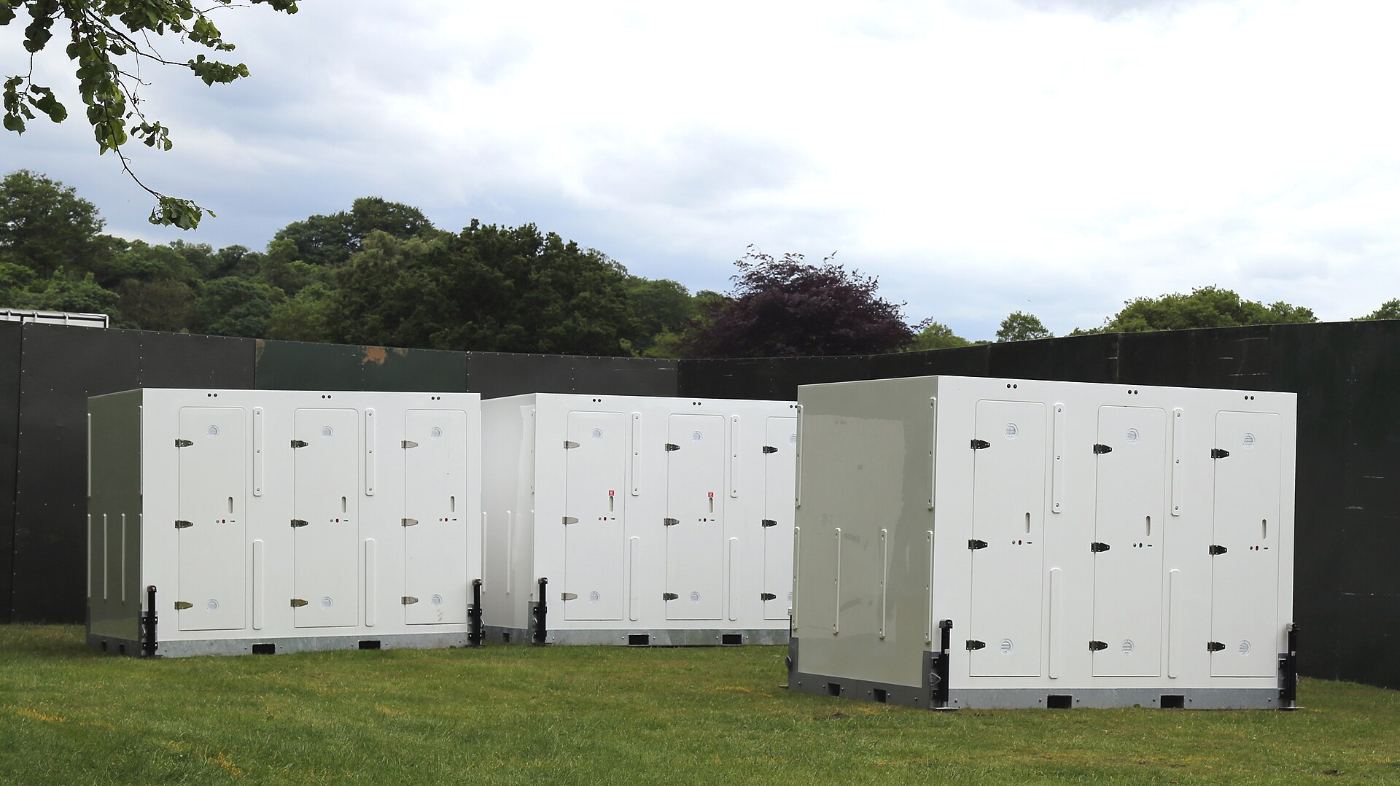 Módulos de baños químicos instalados para un evento al aire libre