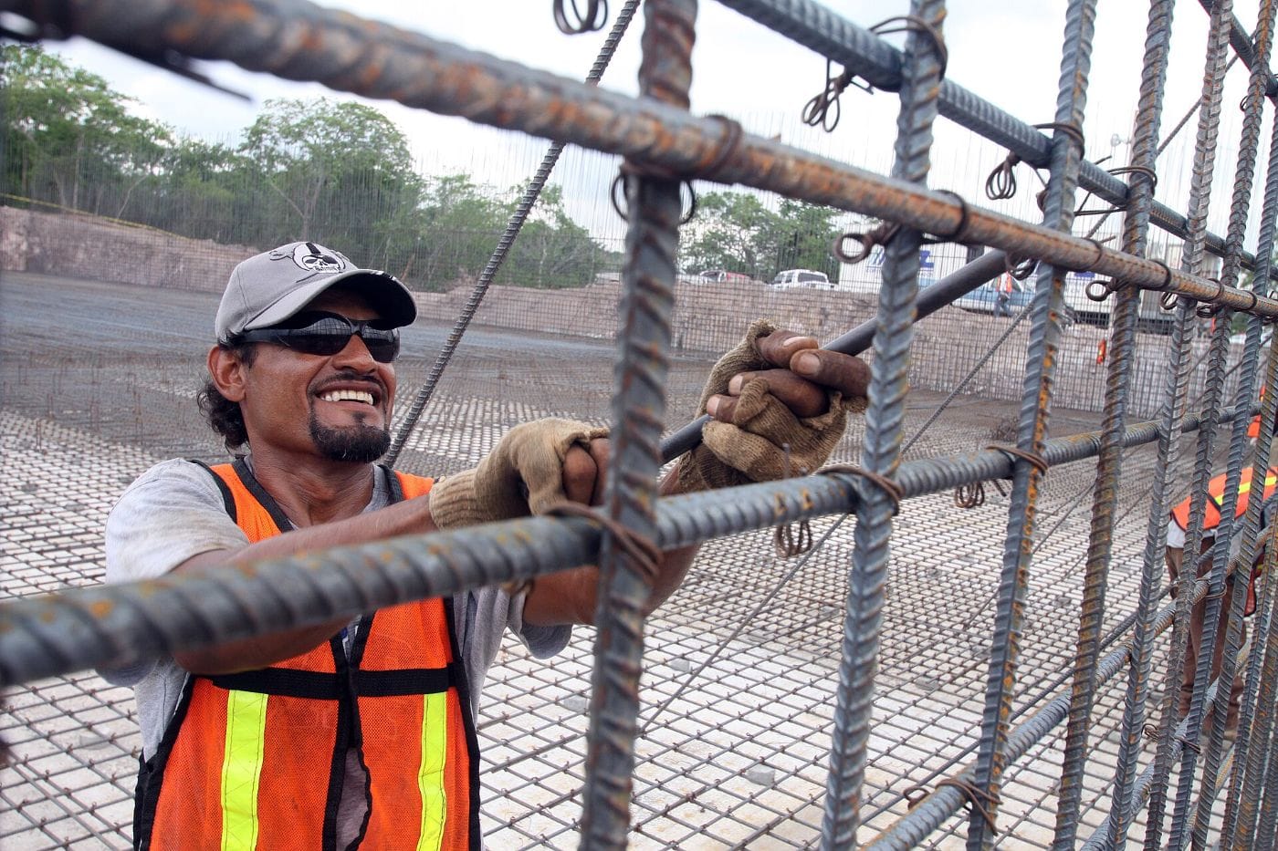Obra en construcción con hierros para hormigón en Berazategui