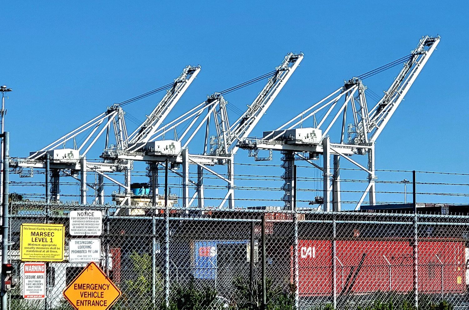 Grúas y contenedores en un puerto de carga para comercio exterior
