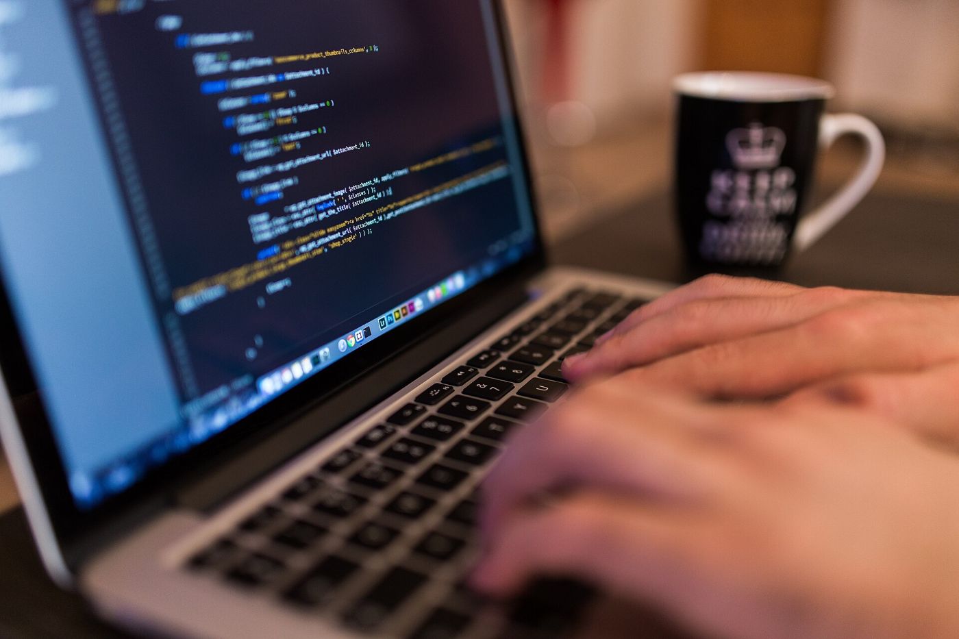Desarrollador web trabajando en la computadora