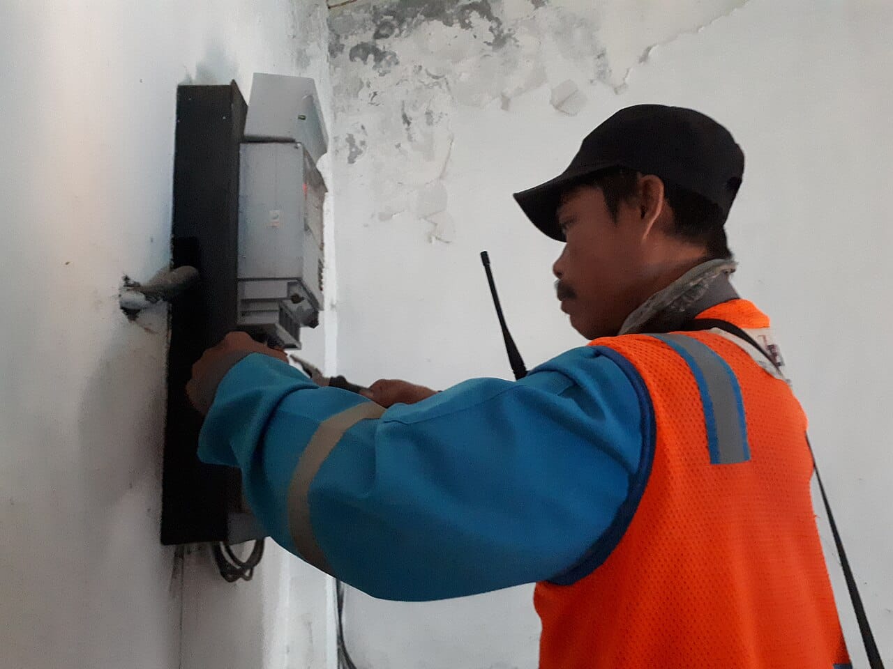 Electricista instalando un medidor de energía