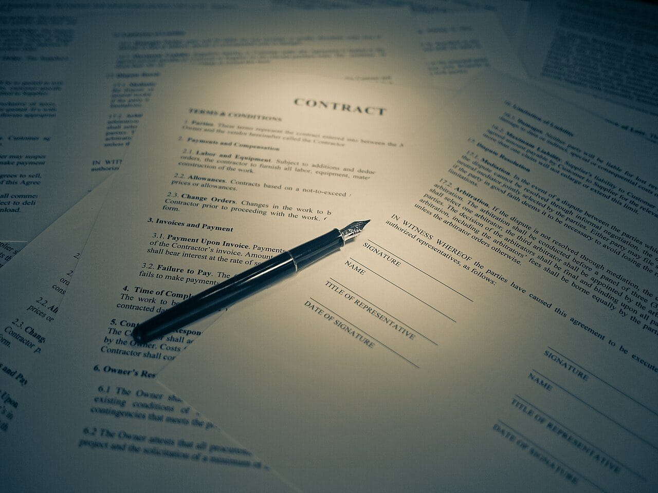Contrato y lapicera sobre un escritorio, símbolo de escrituras y trámites notariales