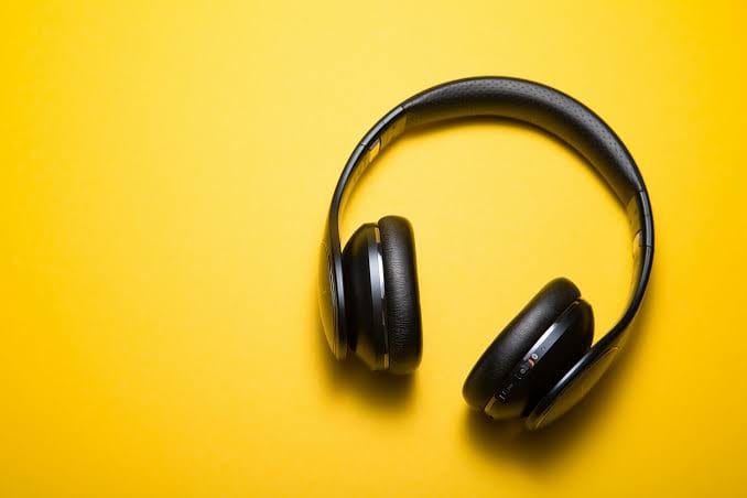 Auriculares inalámbricos sobre fondo amarillo