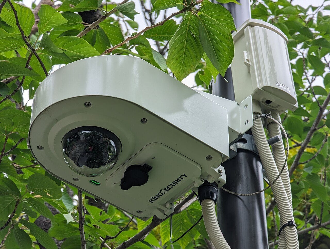 Cámara de seguridad de videovigilancia instalada en exterior