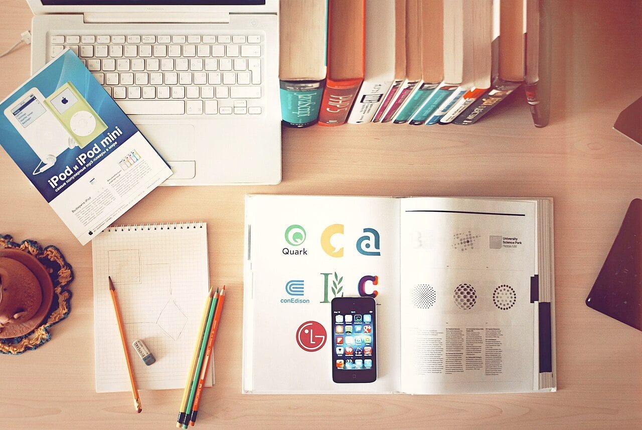 Escritorio de trabajo con libros y papeles de un estudio jurídico