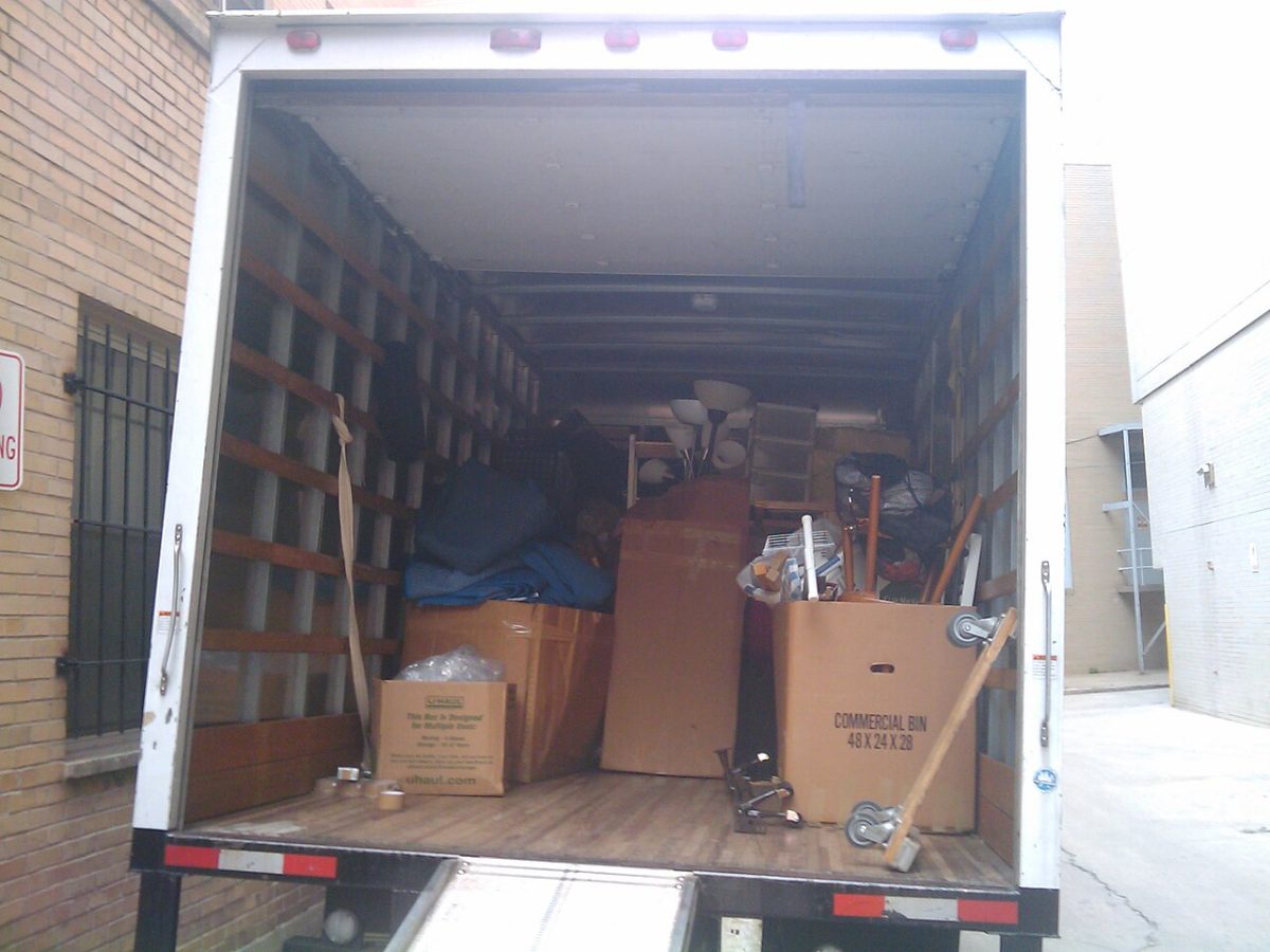 Camión de mudanzas cargado con cajas y muebles