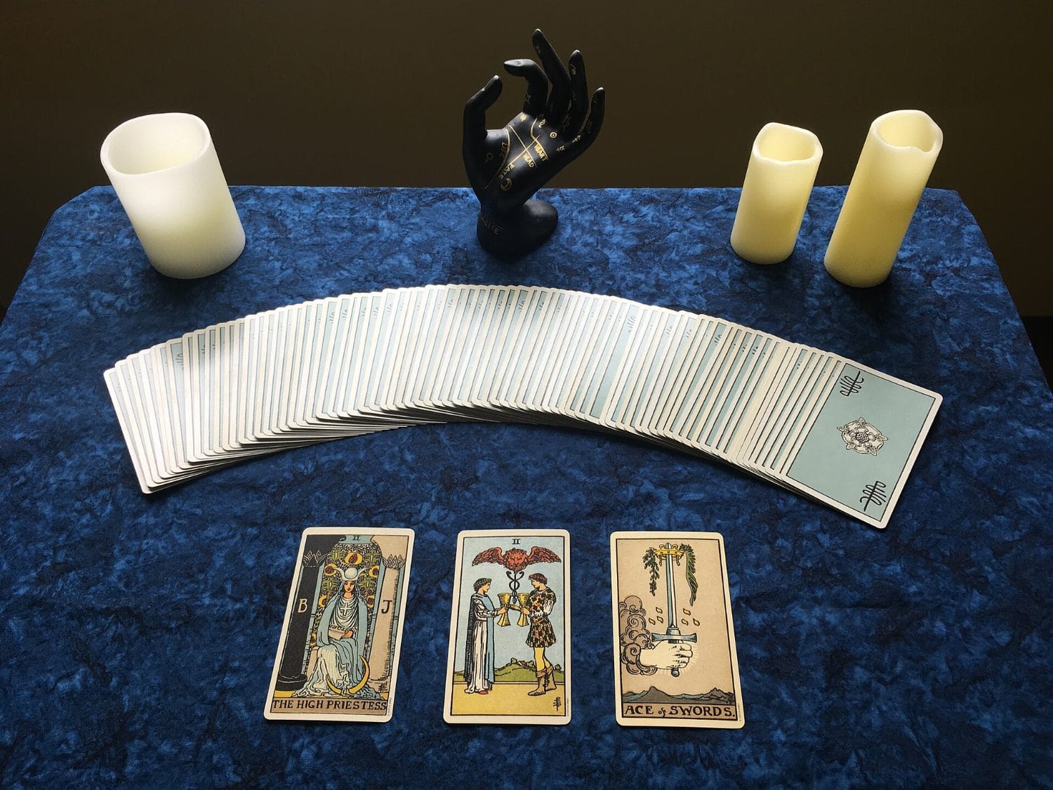 Tirada de tarot de tres cartas con velas