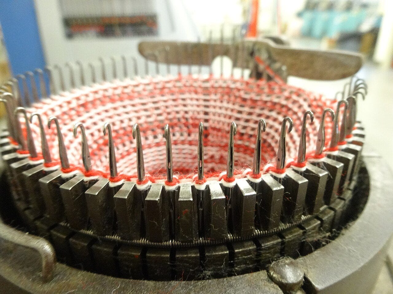 Máquina tejedora de punto en primer plano