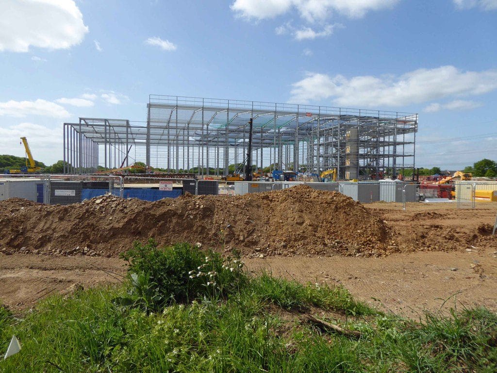 Estructura metálica de un galpón industrial en construcción